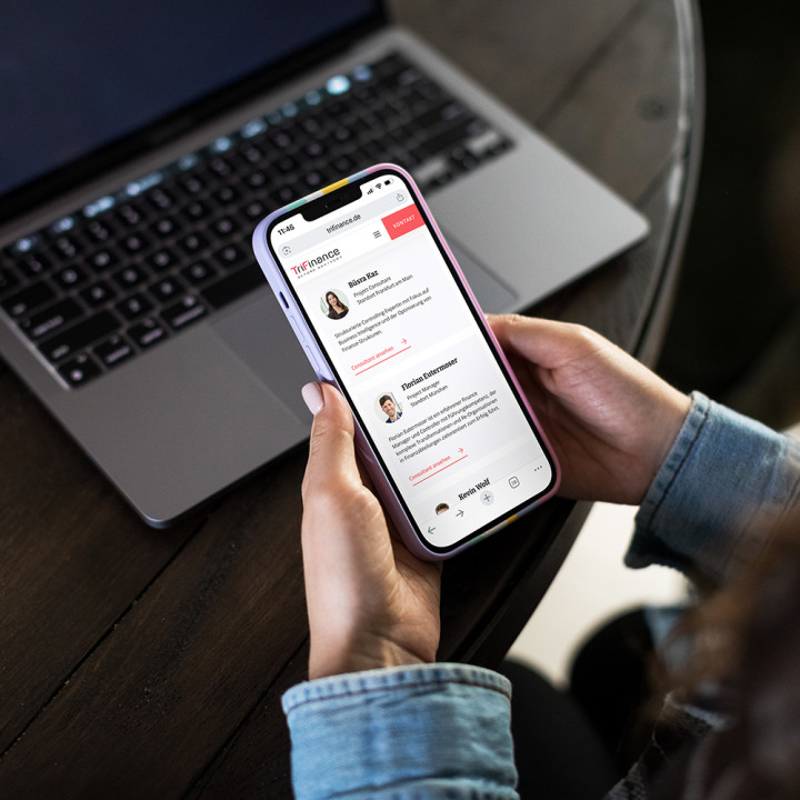 Eine Nutzerin hat ihr Smartphone in der Hand und findet verf&uuml;gbare Finance-Consultants on Demand auf der Internetseite des TriFinance Virtual Hub.