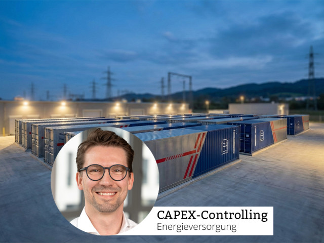 TriFinance Case Study: CAPEX-Controlling in der Energieversorgung. Im Bild: Consultant [Vorname Nachname] vor einer industriellen Batteriespeicher-Anlage.