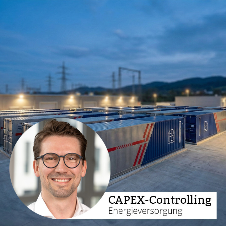 TriFinance Case Study: CAPEX-Controlling in der Energieversorgung. Im Bild: Consultant [Vorname Nachname] vor einer industriellen Batteriespeicher-Anlage.