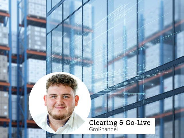 Case Study Hero-Image der TriFinance GmbH: Ein kreisf&ouml;rmiges Portr&auml;tfoto des Beraters Kevin Wolf ist &uuml;ber ein Hintergrundbild gelegt, das eine moderne Glasfassade eines B&uuml;rogeb&auml;udes zeigt. In der Spiegelung der Fenster sind die Regalsysteme eines Logistikzentrums sowie ein digitales Datenraster zu erkennen. Unten rechts steht der Titel &bdquo;Clearing & Go-Live&ldquo; mit dem Untertitel &bdquo;Gro&szlig;handel&ldquo;.