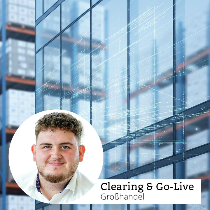 Case Study Hero-Image der TriFinance GmbH: Ein kreisf&ouml;rmiges Portr&auml;tfoto des Beraters Kevin Wolf ist &uuml;ber ein Hintergrundbild gelegt, das eine moderne Glasfassade eines B&uuml;rogeb&auml;udes zeigt. In der Spiegelung der Fenster sind die Regalsysteme eines Logistikzentrums sowie ein digitales Datenraster zu erkennen. Unten rechts steht der Titel &bdquo;Clearing & Go-Live&ldquo; mit dem Untertitel &bdquo;Gro&szlig;handel&ldquo;.